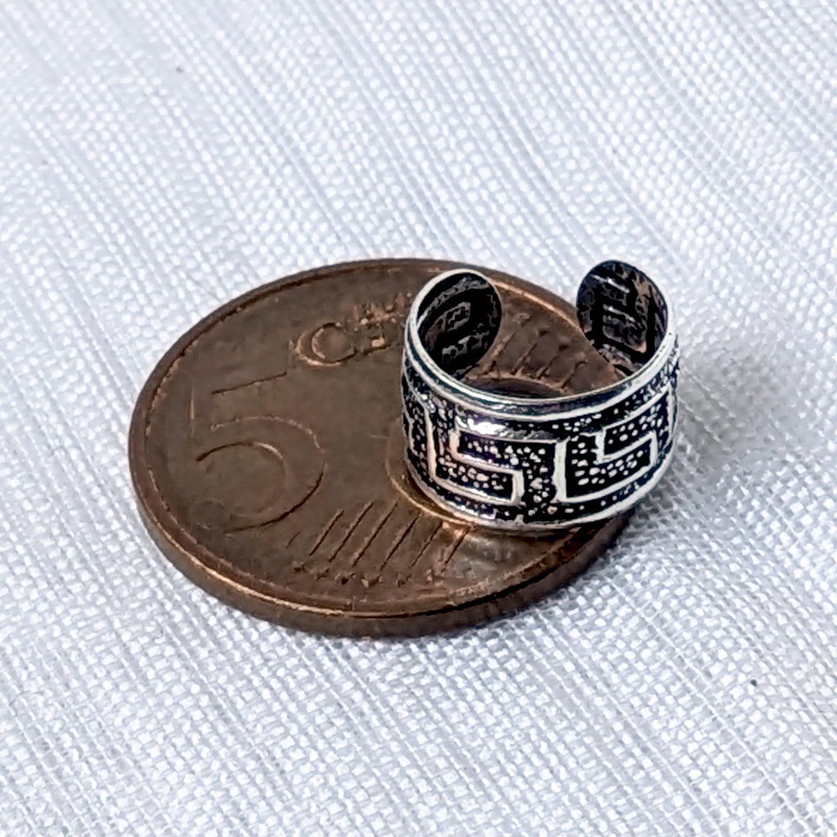 Größenvergleich der breiten 925 Silber Ohrklemme mit geometrischem Muster, zur Veranschaulichung auf einer 5-Cent-Münze 
