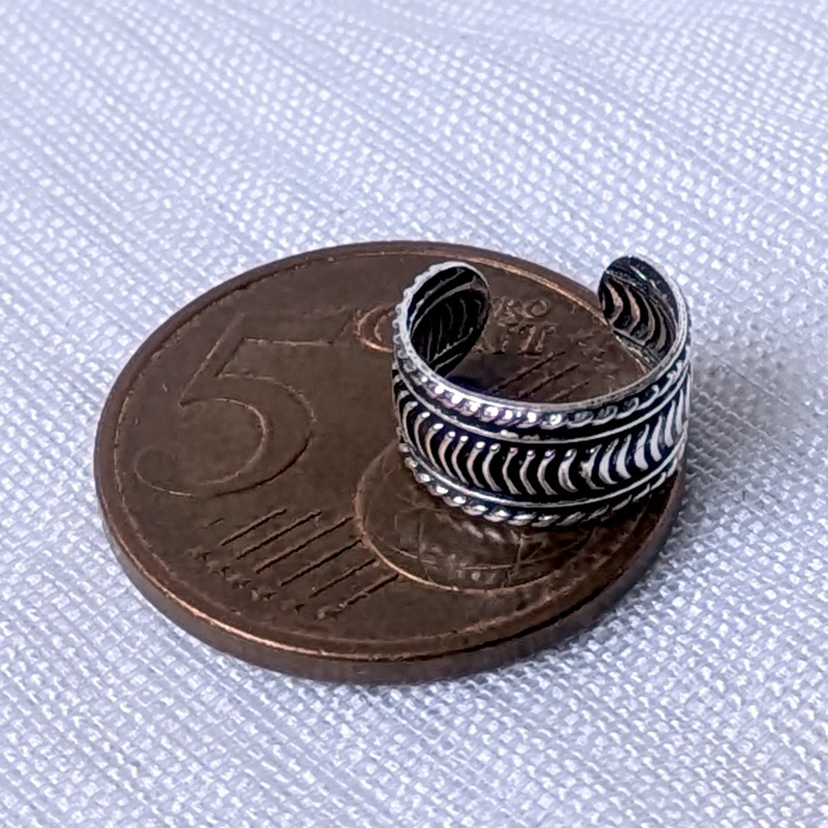 Größenvergleich der texturierten 925 Silber Ohrklemme mit Kordelrand, zur exakten Veranschaulichung platziert auf einer 5-Cent-Münze.