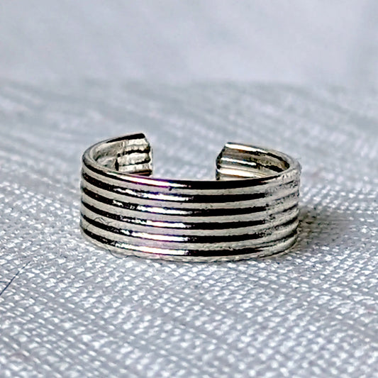Nahaufnahme einer Ohrklemme aus 925 Silber mit minimalistischem, horizontalem Rillenmuster.