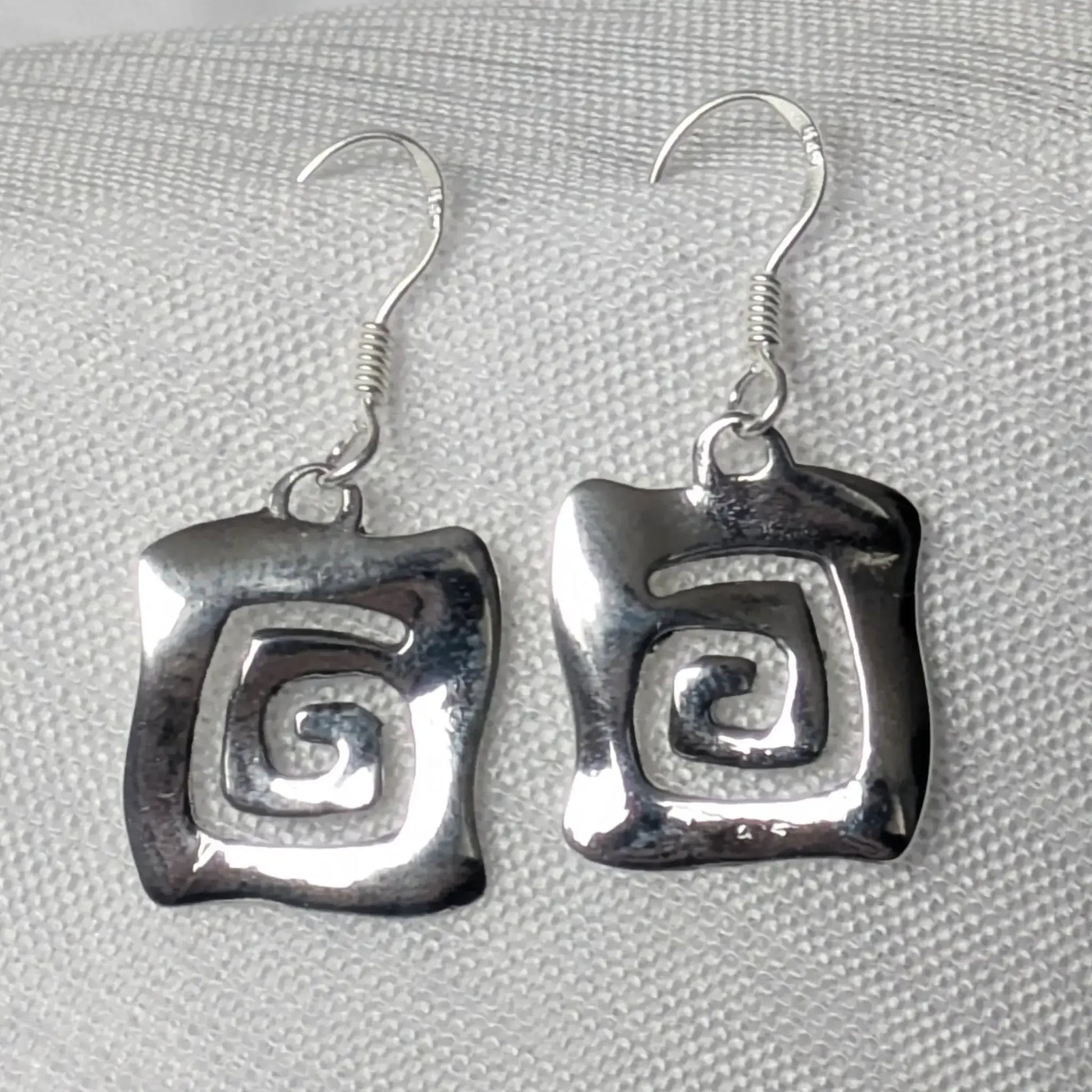 Fontalansicht der eckigen Spiral-Ohrhaenger aus 925 Silber