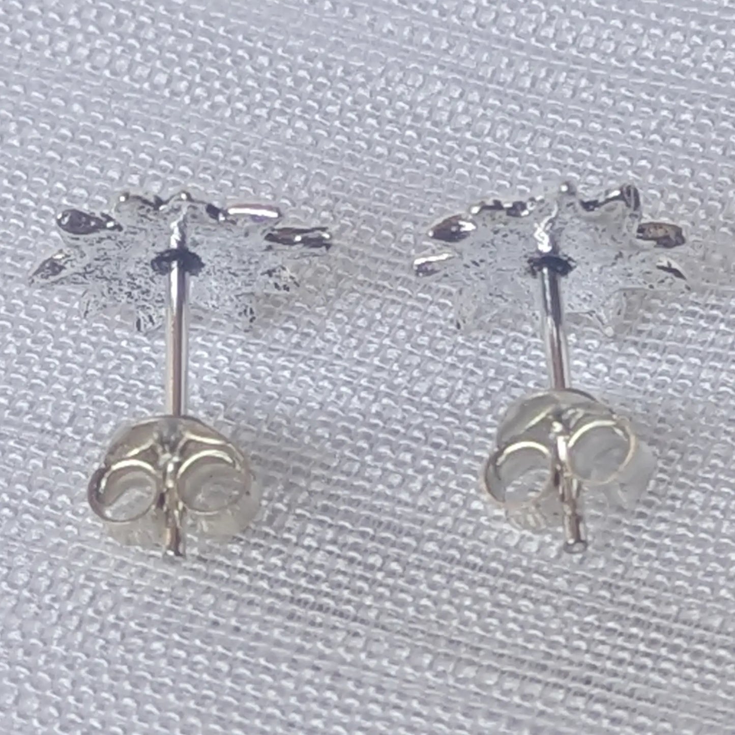 Rückseite der 925 Silber Edelweiß Ohrstecker inklusive Echtsilber-Stempel und Verschluss.