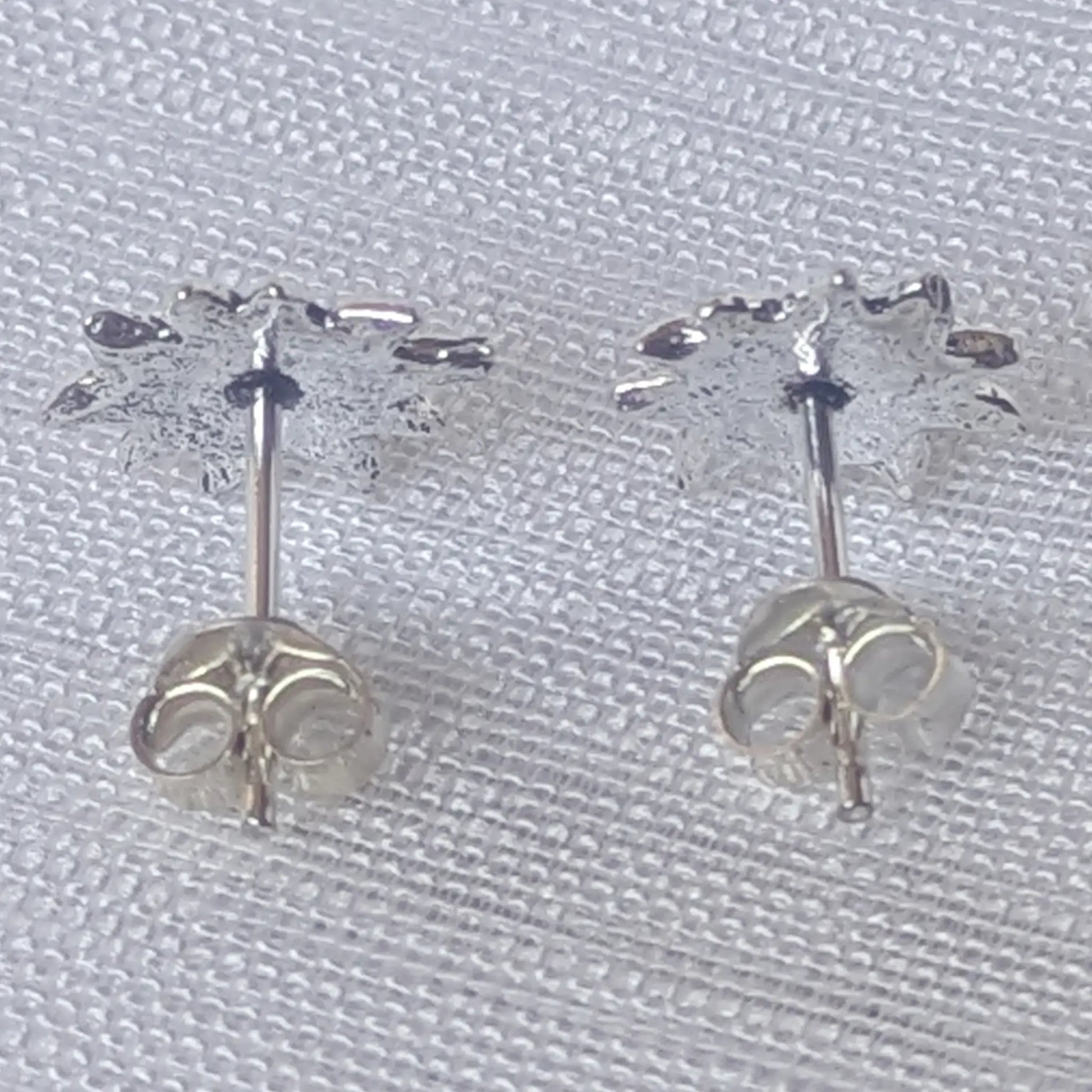 Rückseite der 925 Silber Edelweiß Ohrstecker inklusive Echtsilber-Stempel und Verschluss.