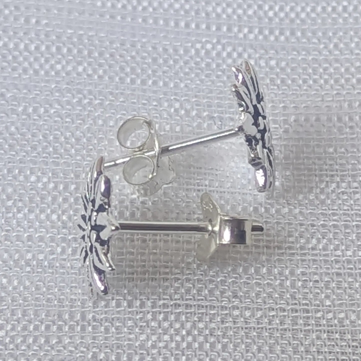 Seitenansicht der Edelweiß Ohrstecker 925 Silber mit Steckerstift für das Ohrloch.