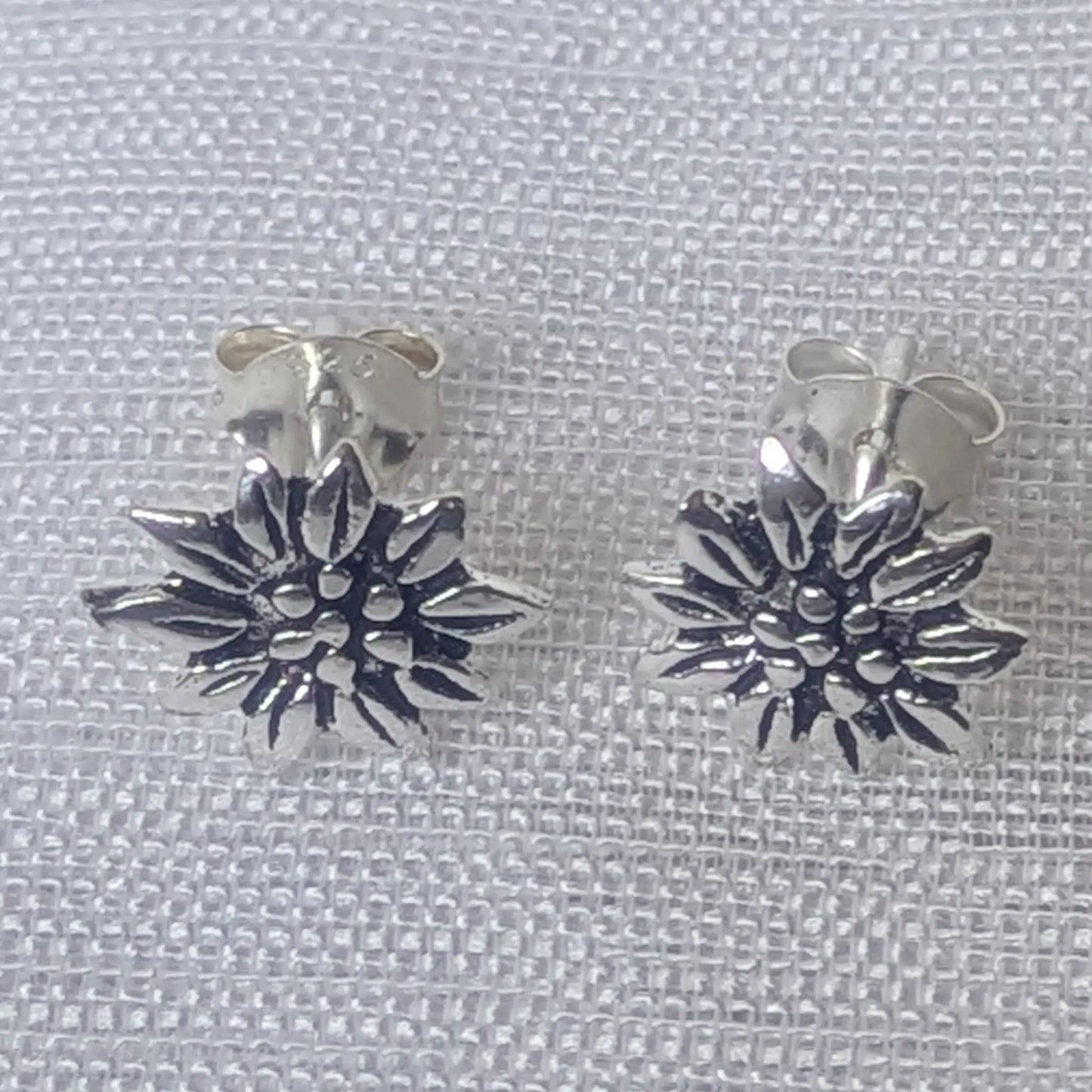 Frontalansicht der floralen Edelweiß Silber-Ohrstecker im alpenländischen Trachten-Design.