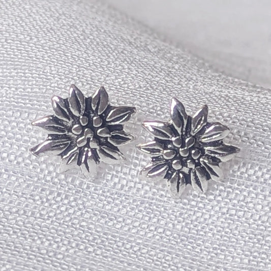 Detailreiche Nahaufnahme der Edelweiß Ohrstecker aus 925 Sterling Silber mit oxidierten Blütenblättern.