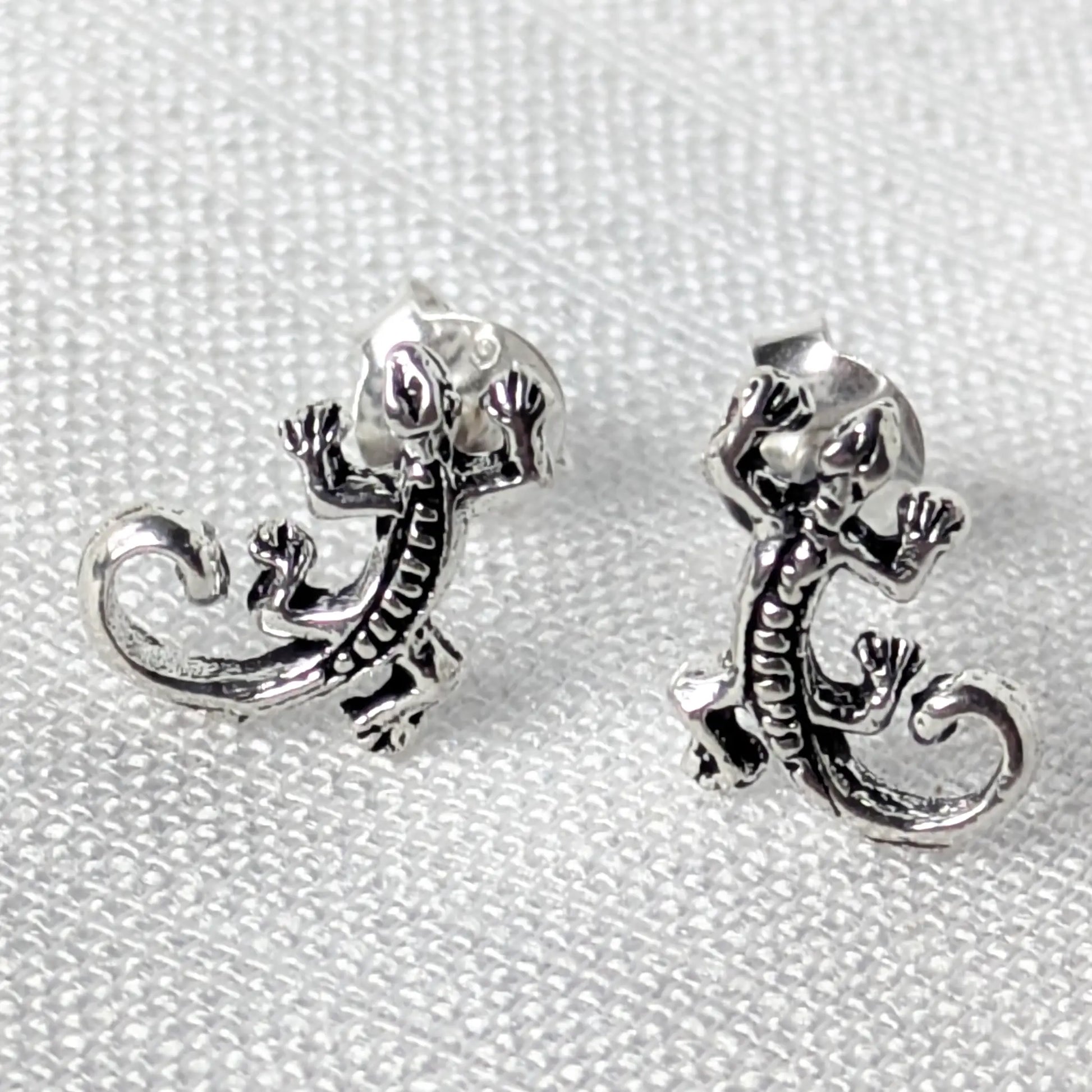 Frontalansicht der paarweisen Gecko Ohrringe aus echtem 925 Sterling Silber.