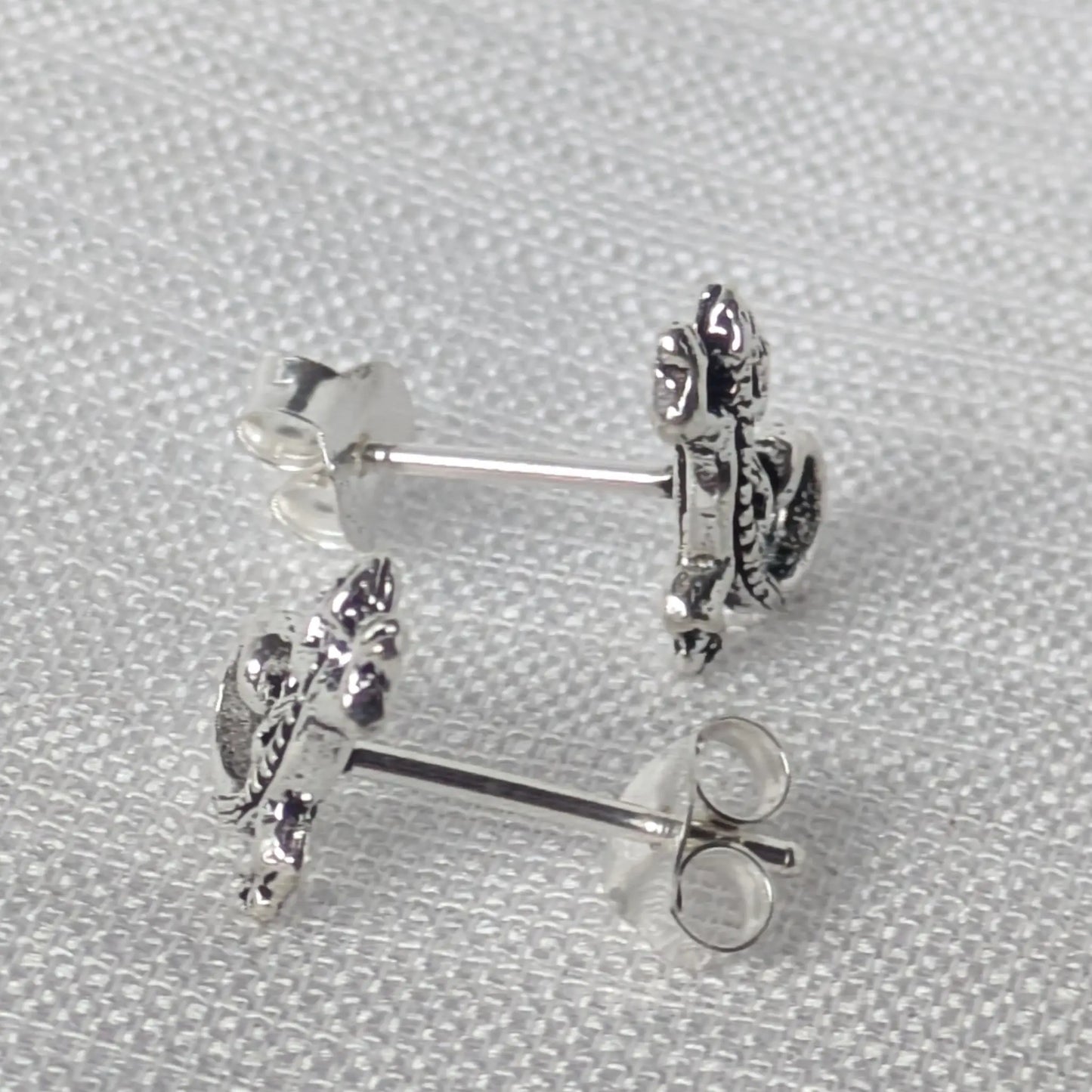 Seitenprofil der geschwungenen Salamander Ohrstecker zur Veranschaulichung der Tiefe.