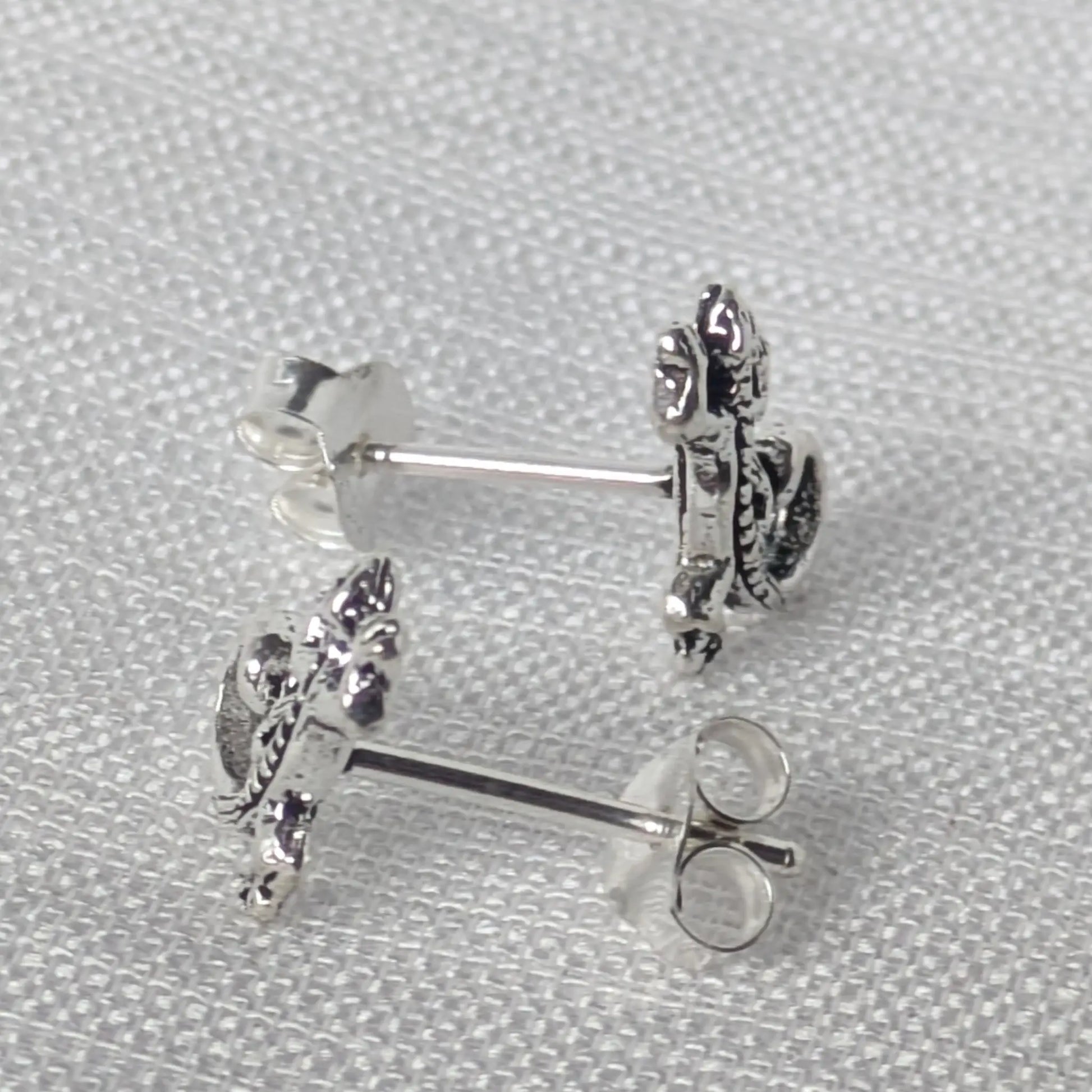 Seitenprofil der geschwungenen Salamander Ohrstecker zur Veranschaulichung der Tiefe.