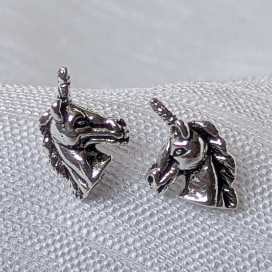 Nahaufnahme Einhorn Ohrstecker aus 925 Silber mit detailliert ausgearbeiteter Mähne und Horn