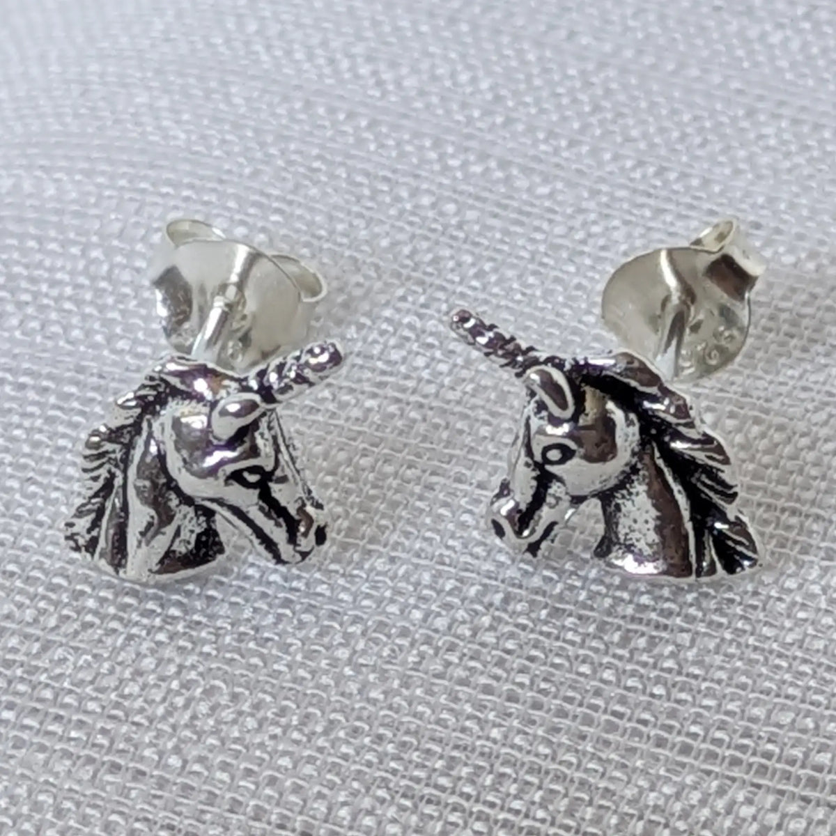 Einhorn Ohrstecker 925 Sterling Silber in der Frontalansicht – echtes Silber mit oxidierten Details