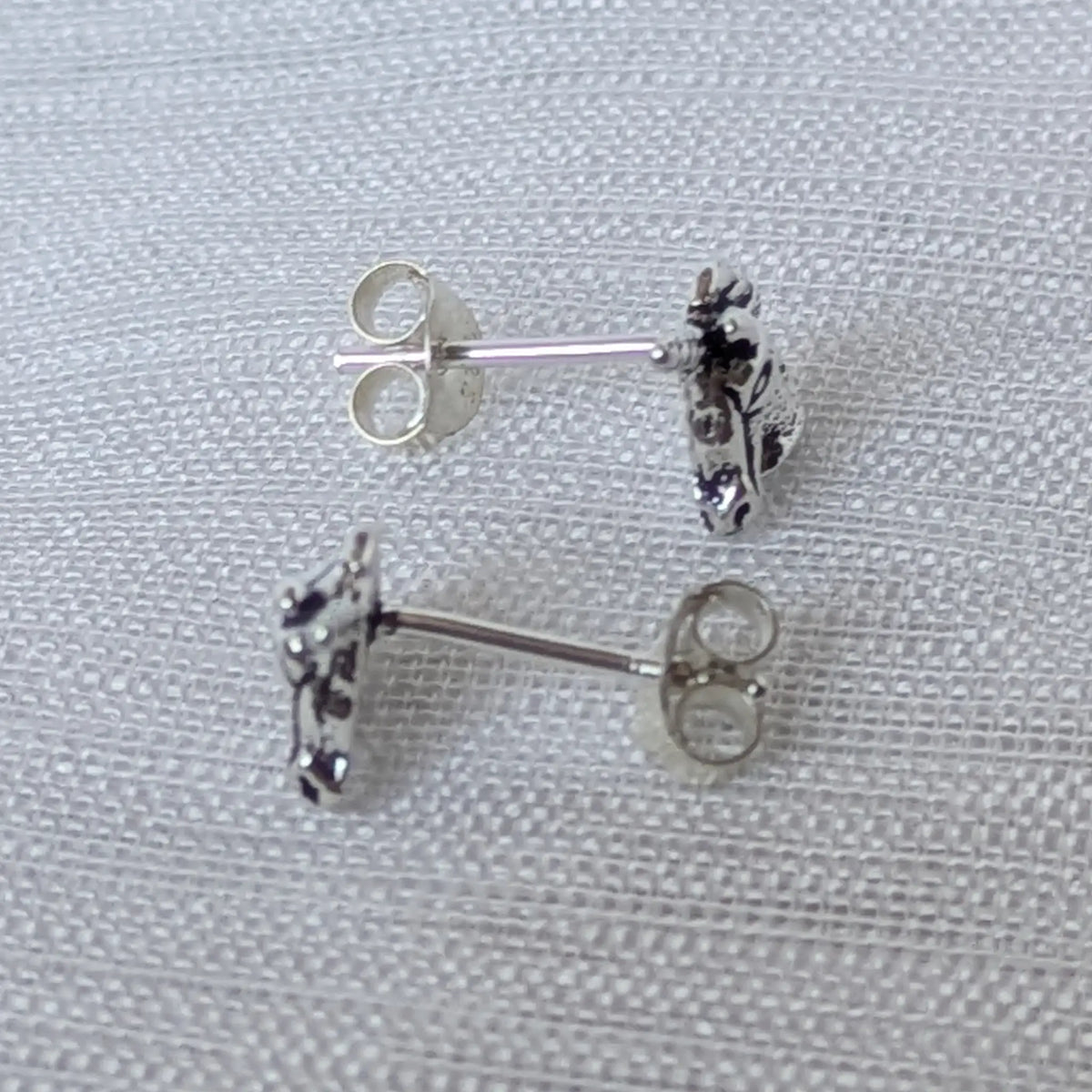 Seitliche Ansicht der plastischen Einhorn Ohrstecker aus Silber 925 mit Feingehaltstempel