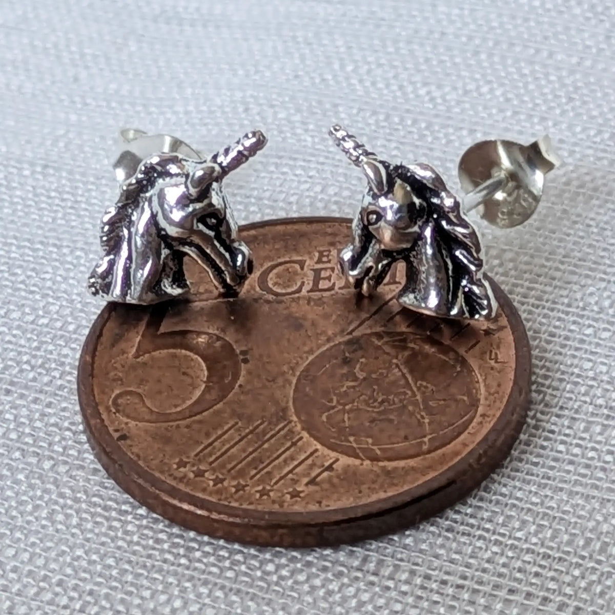 Größenvergleich der Einhorn Ohrstecker aus 925 Silber auf einer 5-Cent-Münze