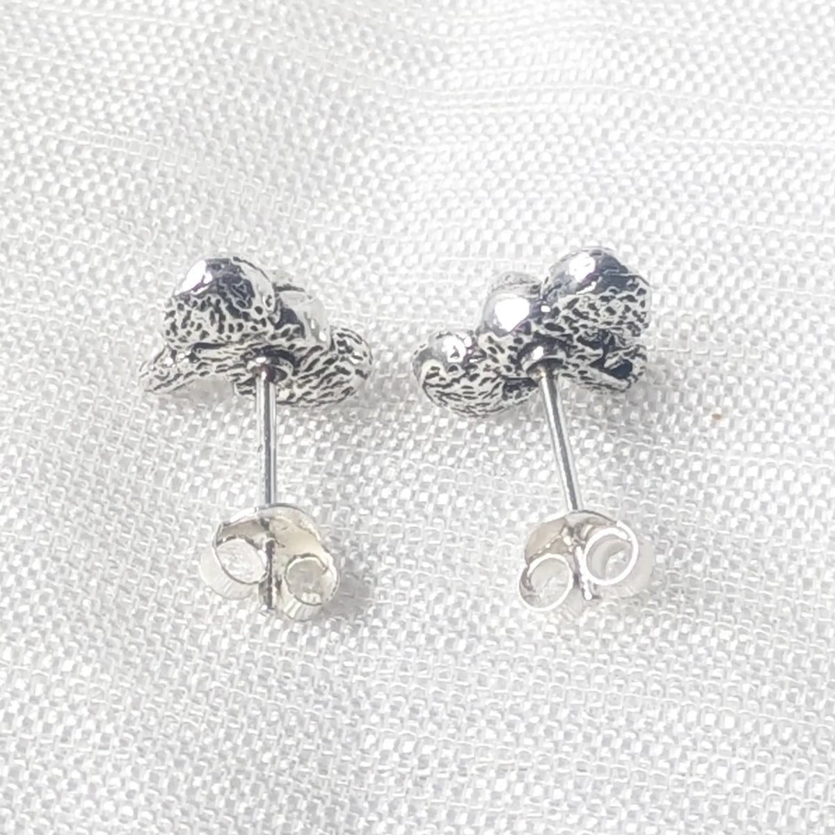 Rückseite und sicherer Stecker-Verschluss der massiven Silber-Elefantenohrringe.