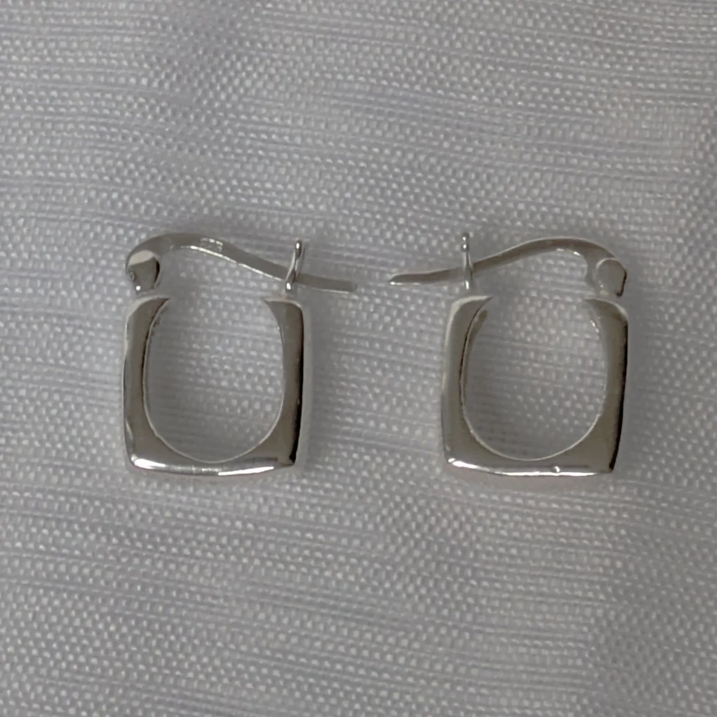 Detailansicht der quadratischen 925 Sterling Silber Creolen glänzend poliert.