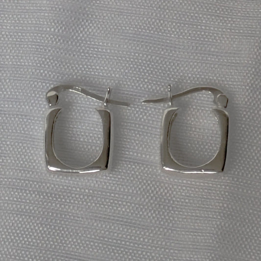 Detailansicht der quadratischen 925 Sterling Silber Creolen glänzend poliert.