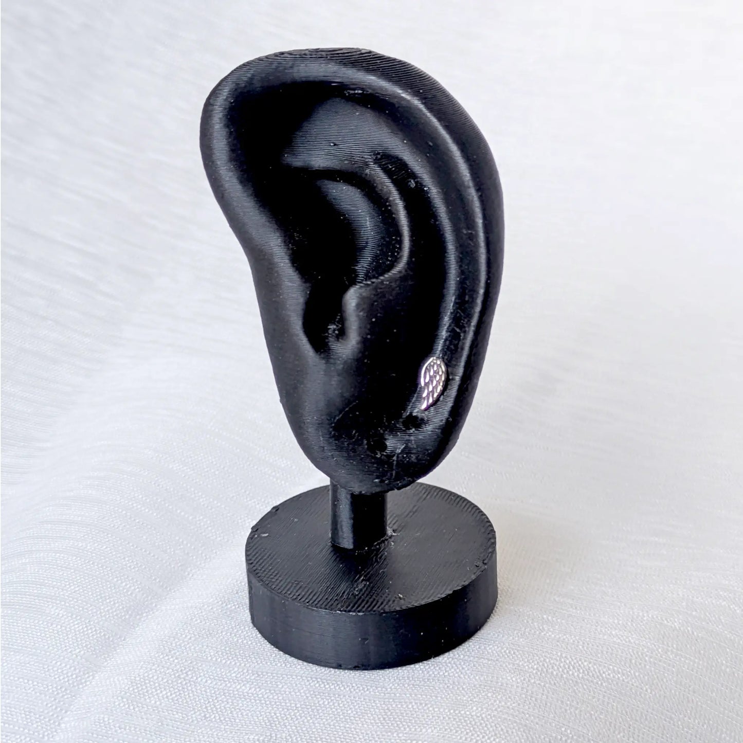 Filigraner Schutzengel Ohrstecker aus 925 Silber getragen an einem schwarzen Ohr-Display.
