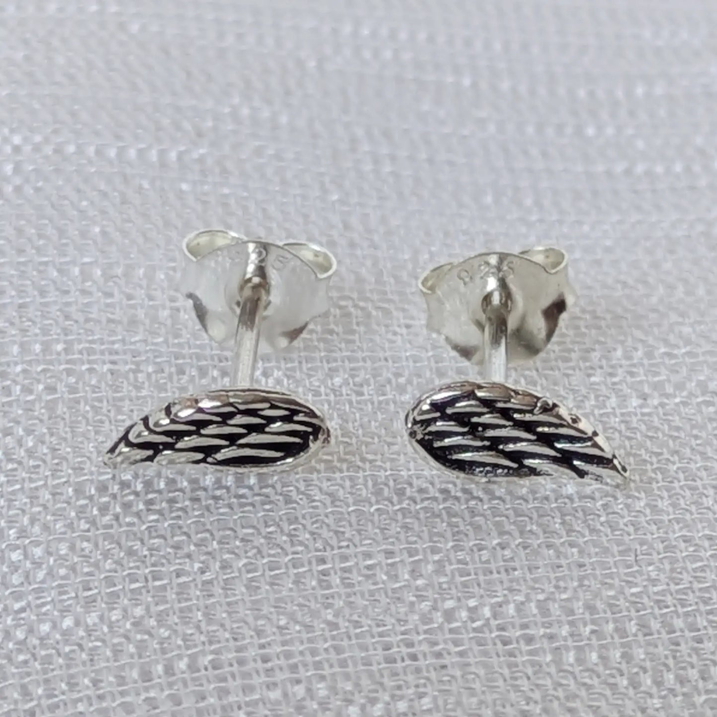 Frontalansicht der Schutzengel Flügel Ohrstecker aus echtem 925 Sterling Silber.