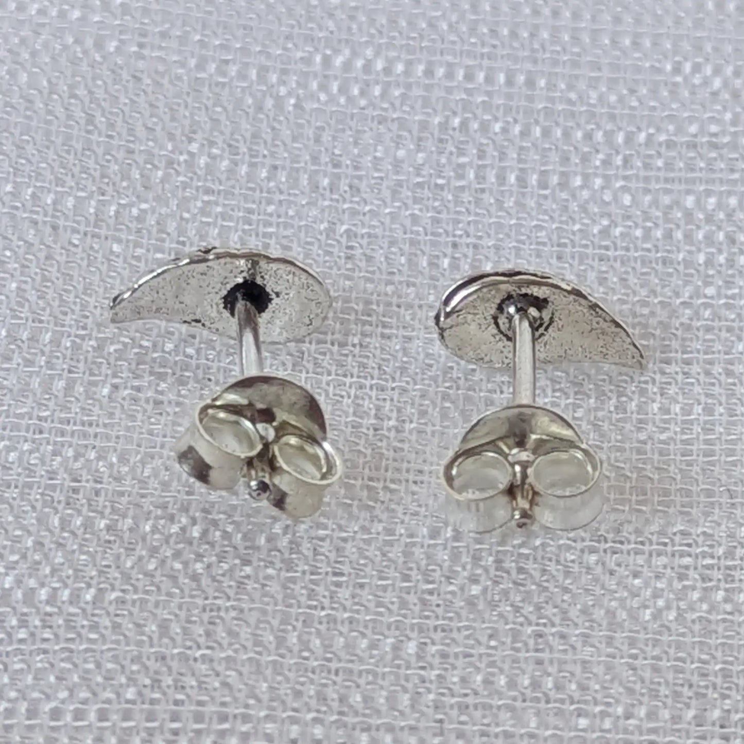Rückansicht der 925 Silber Flügel Ohrstecker mit klassischem Ohrmutter-Verschluss.