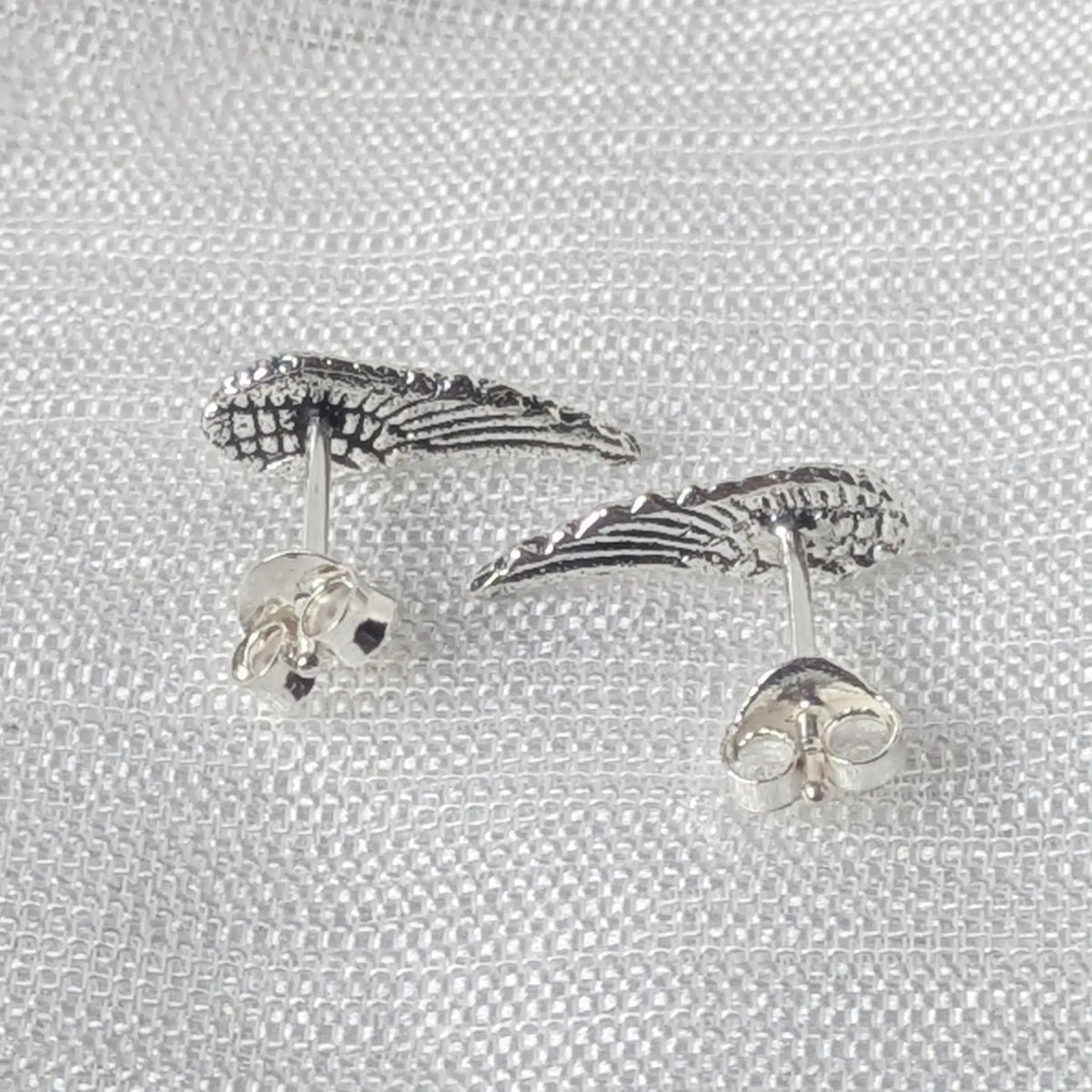 Rückansicht der 925 Silber Engelsflügel Ohrstecker mit sicherem Verschluss für optimalen Halt.