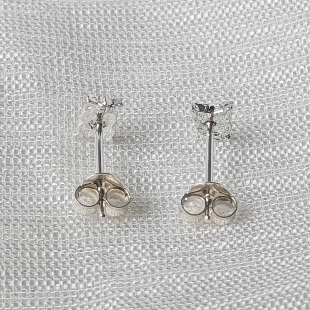 Rückansicht der silbernen Eulen-Ohrstecker mit stabilem Stift und sicherem Butterfly-Verschluss.