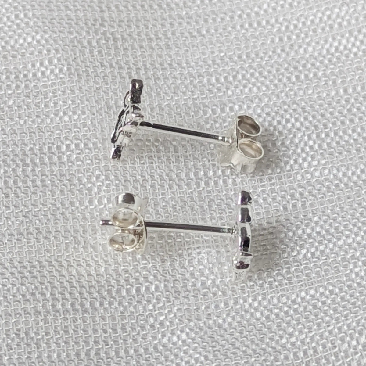 Seitenansicht der Eulen-Ohrstecker aus Silber, die das flache, alltagstaugliche Profil verdeutlicht.
