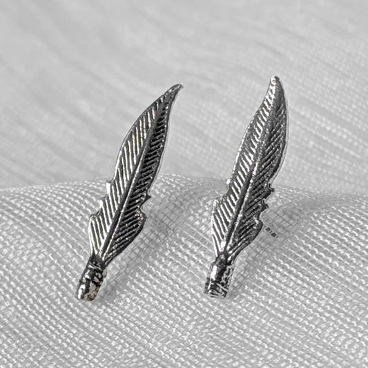 Nahaufnahme von zwei filigranen Feder Ohrsteckern aus 925 Sterling Silber mit detailreicher Struktur