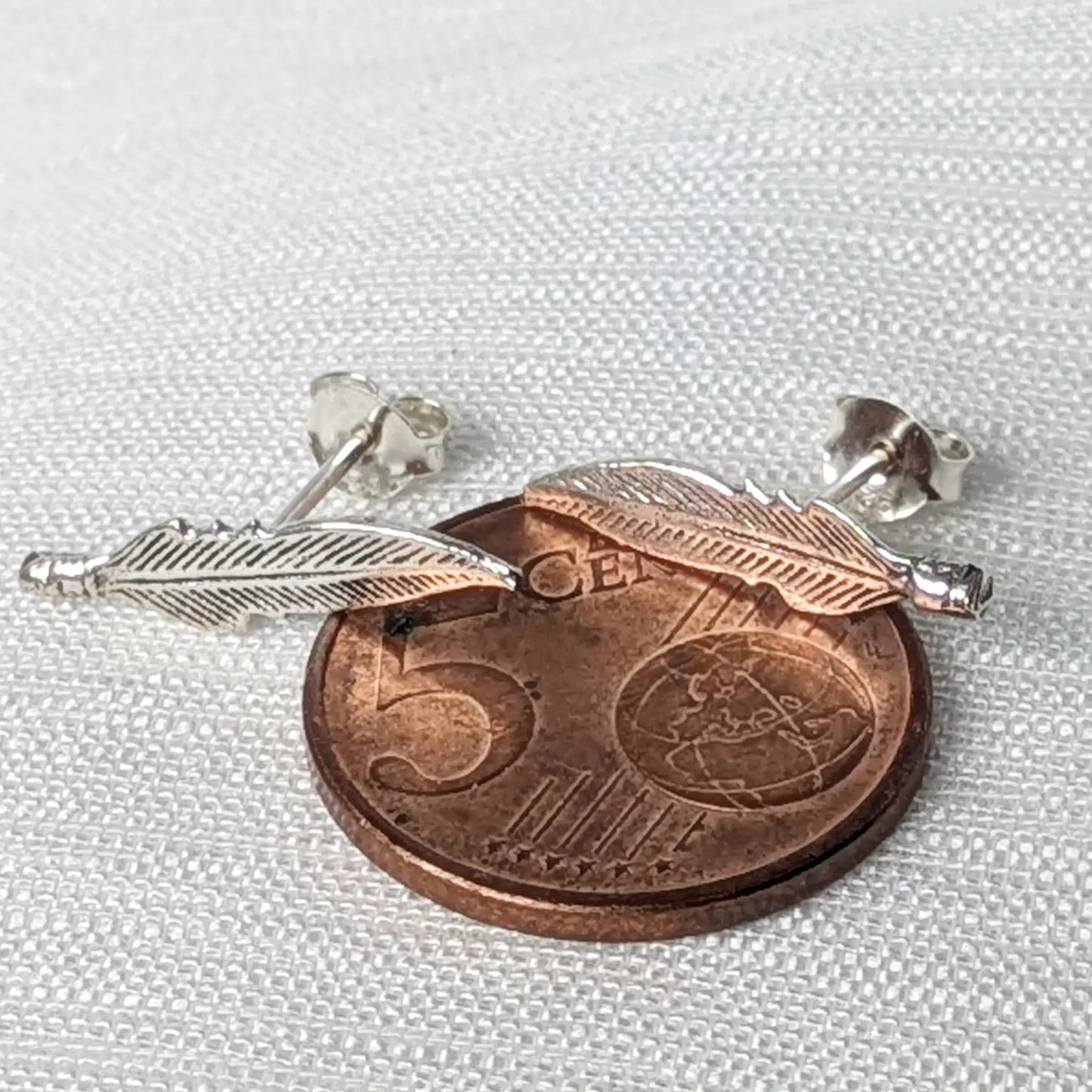 Größenvergleich der filigranen Feder Silberohrringe platziert auf einer 5-Cent-Münze