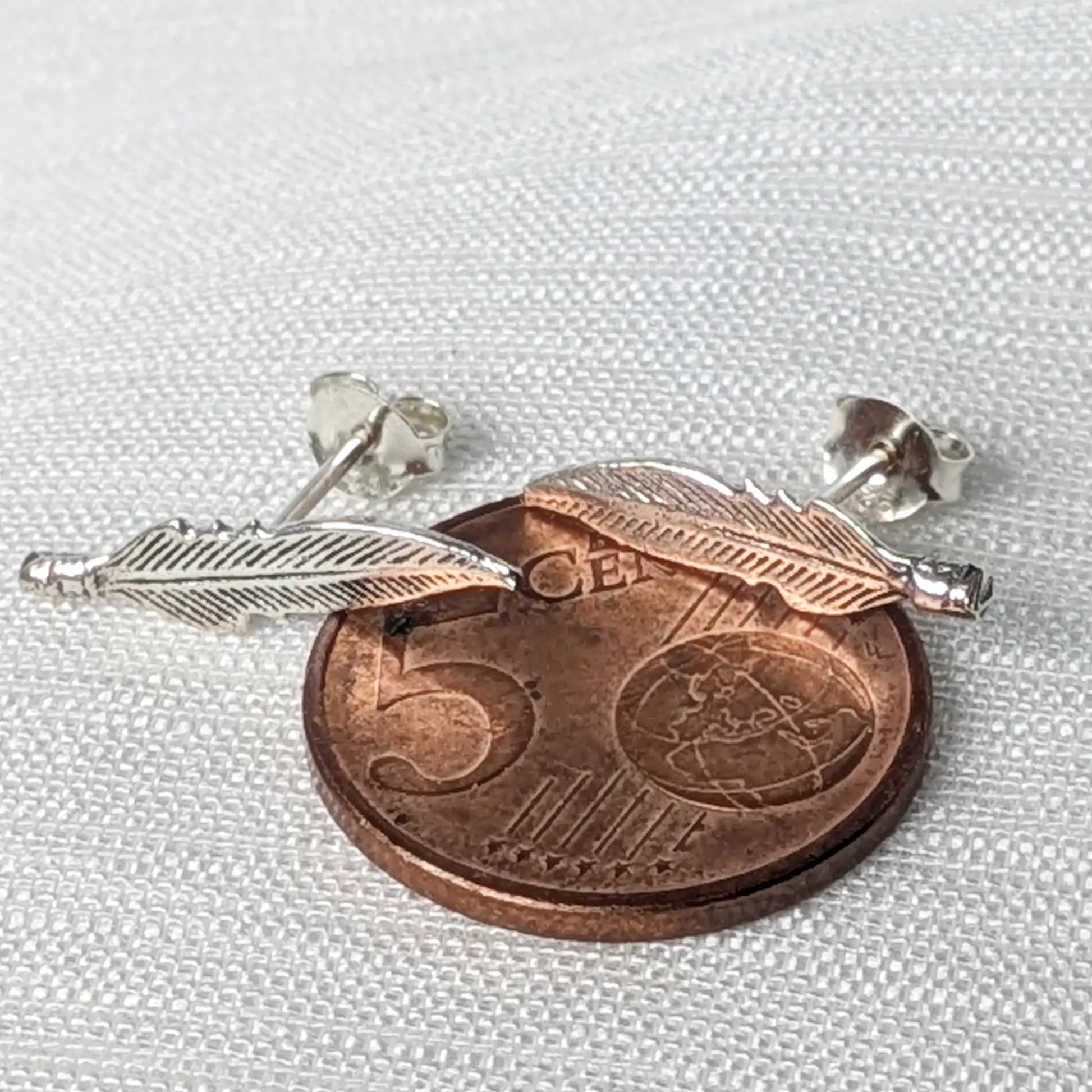 Größenvergleich der filigranen Feder Silberohrringe platziert auf einer 5-Cent-Münze