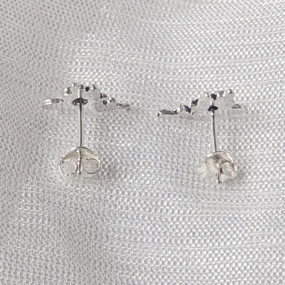 Rückansicht der 925 Silber Feen Ohrstecker mit sicherem Butterfly-Verschluss.