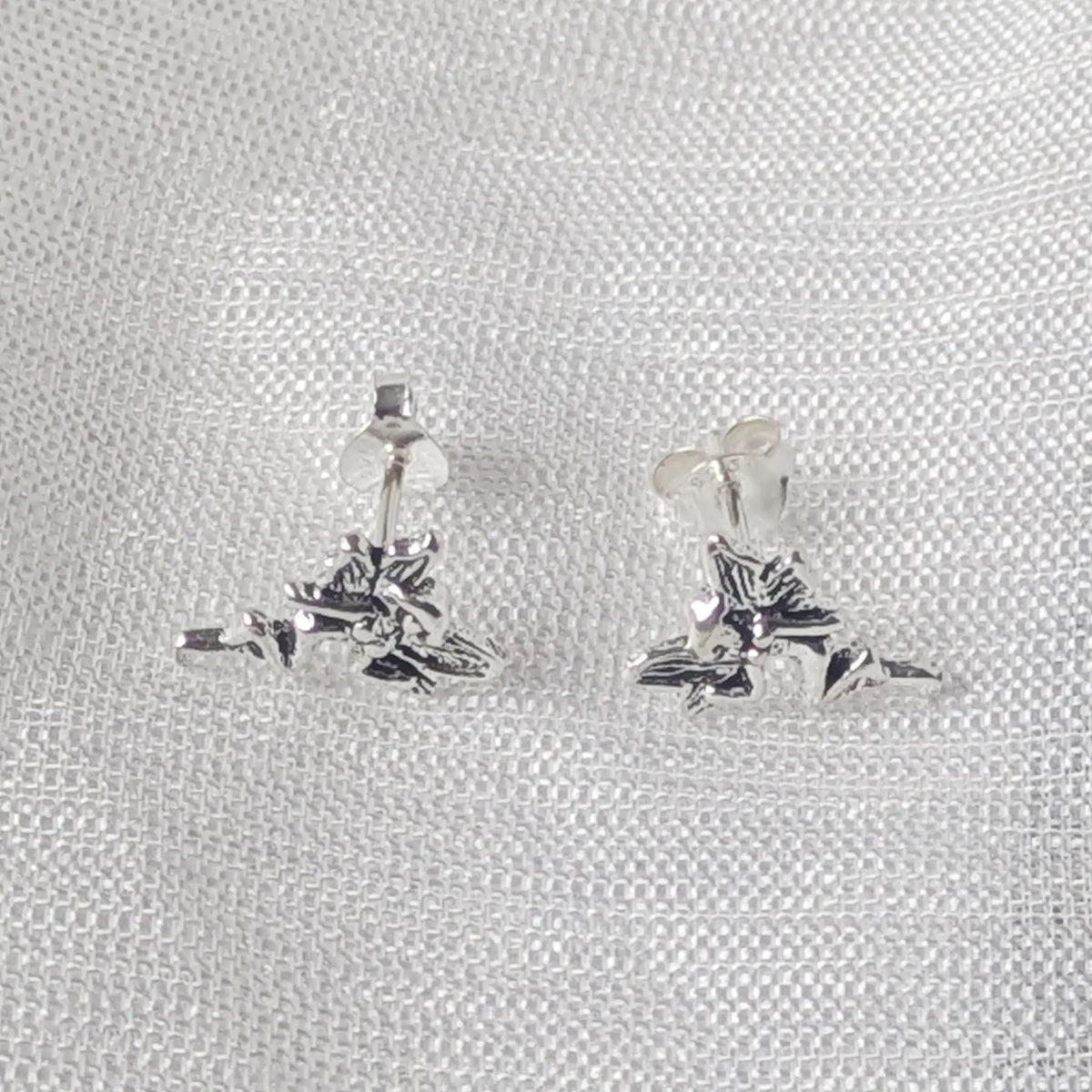 Frontalansicht der zarten 925 Silber Elfen Ohrringe mit filigranen Flügeln.