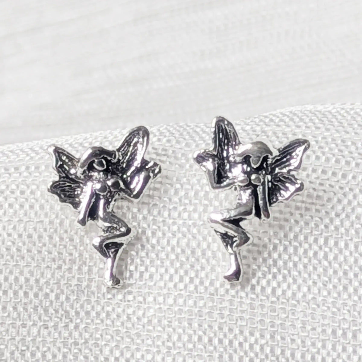 Nahaufnahme von detailreichen Feen Ohrsteckern aus 925 Sterling Silber.