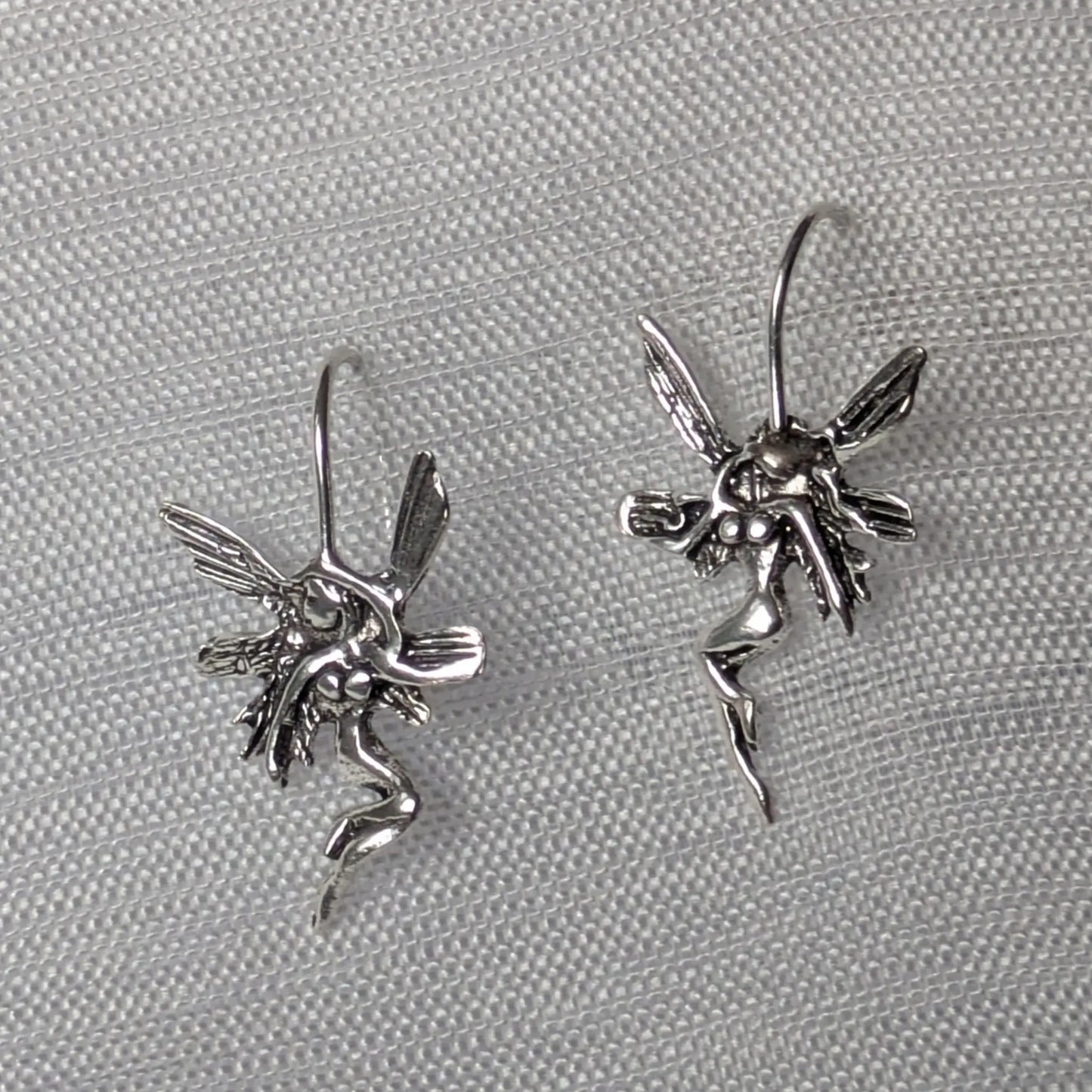 Nahaufnahme der detailreichen Fee-Flügel der 925 Silber Ohrhänger