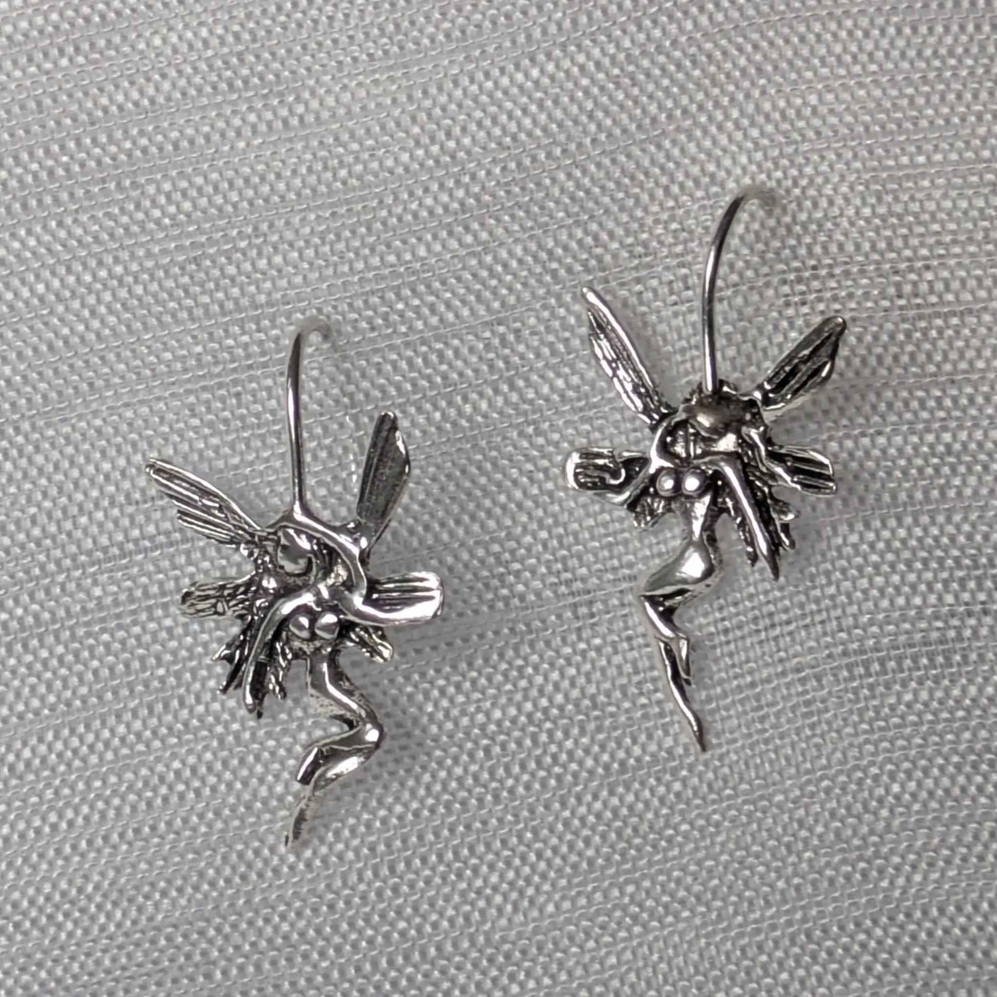 Nahaufnahme der detailreichen Fee-Flügel der 925 Silber Ohrhänger