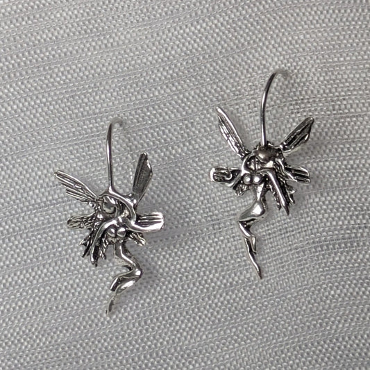 Nahaufnahme der detailreichen Fee-Flügel der 925 Silber Ohrhänger