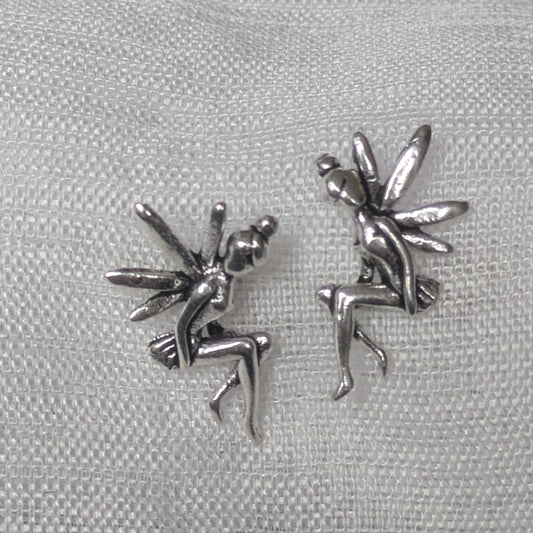 Frontalansicht der Feen-Ohrstecker aus 925 Sterling Silber; die detaillierten Flügel und die sitzende Pose der Elfen sind vor hellem Hintergrund klar erkennbar.