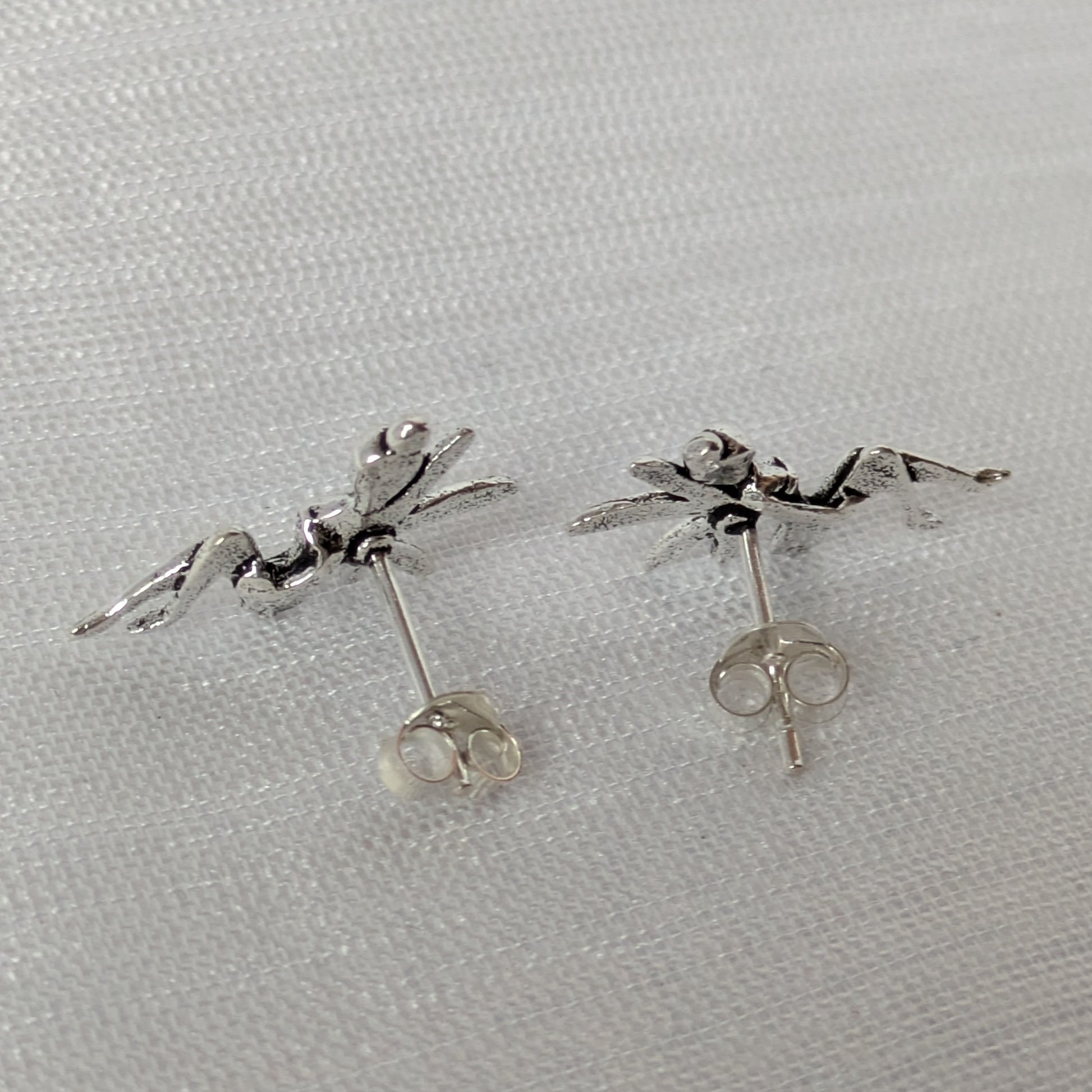 Rückseite der Feen-Ohrstecker mit Fokus auf den stabilen Ohrstift und die hochwertige „925“ Punzierung auf dem Sterling Silber.