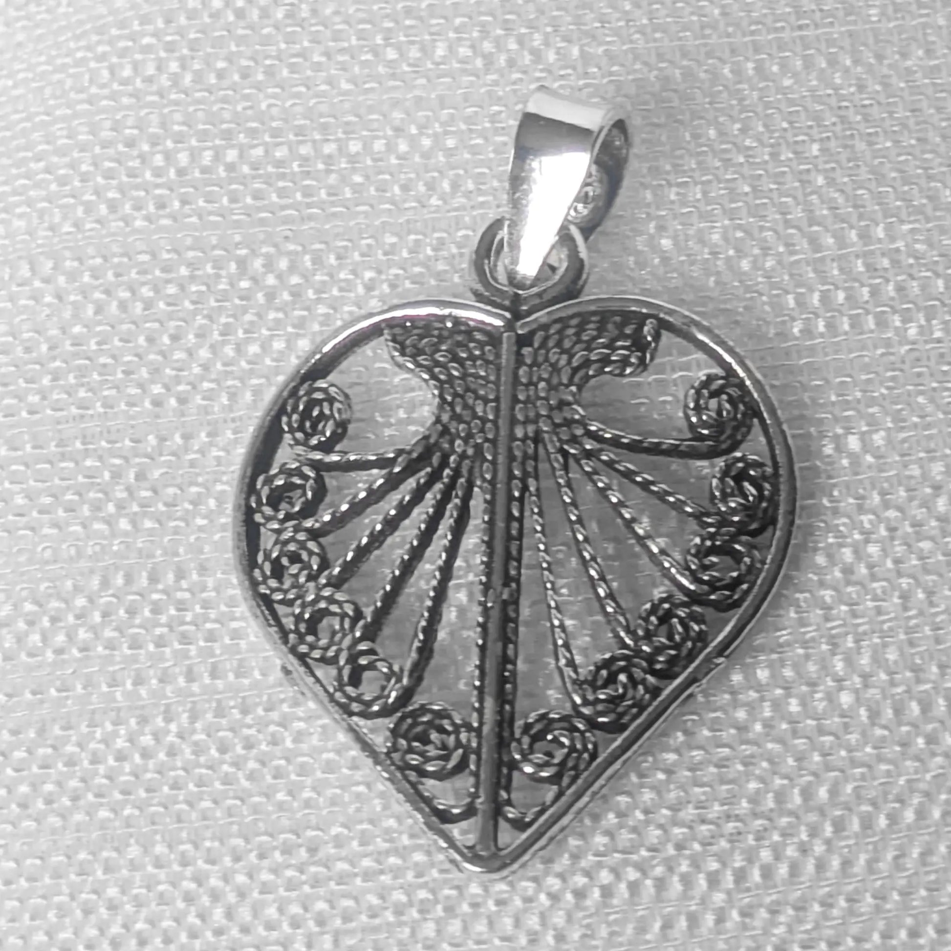 Detaillierte Nahaufnahme eines filigranen Herz-Anhängers aus 925 Sterling Silber mit durchbrochenem Ornament-Muster im Vintage-Stil