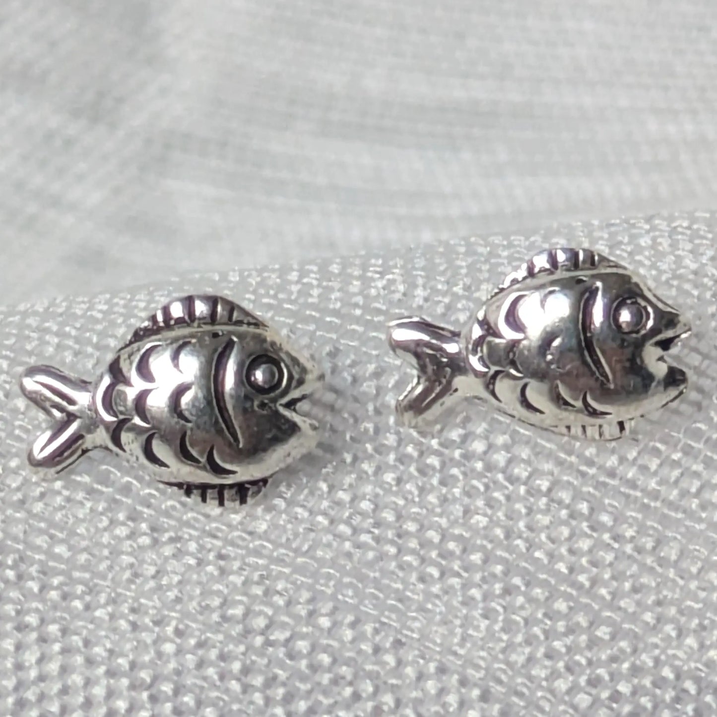Nahaufnahme Fisch Ohrstecker 925 Silber Detailansicht