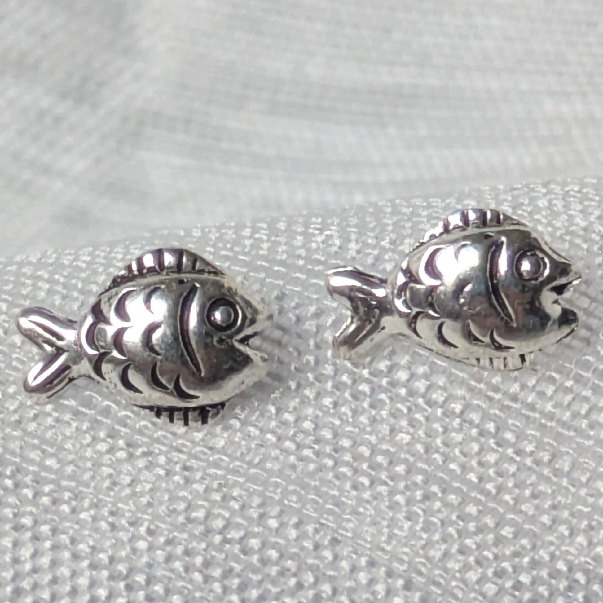 Nahaufnahme Fisch Ohrstecker 925 Silber Detailansicht
