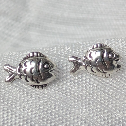 Nahaufnahme Fisch Ohrstecker 925 Silber Detailansicht