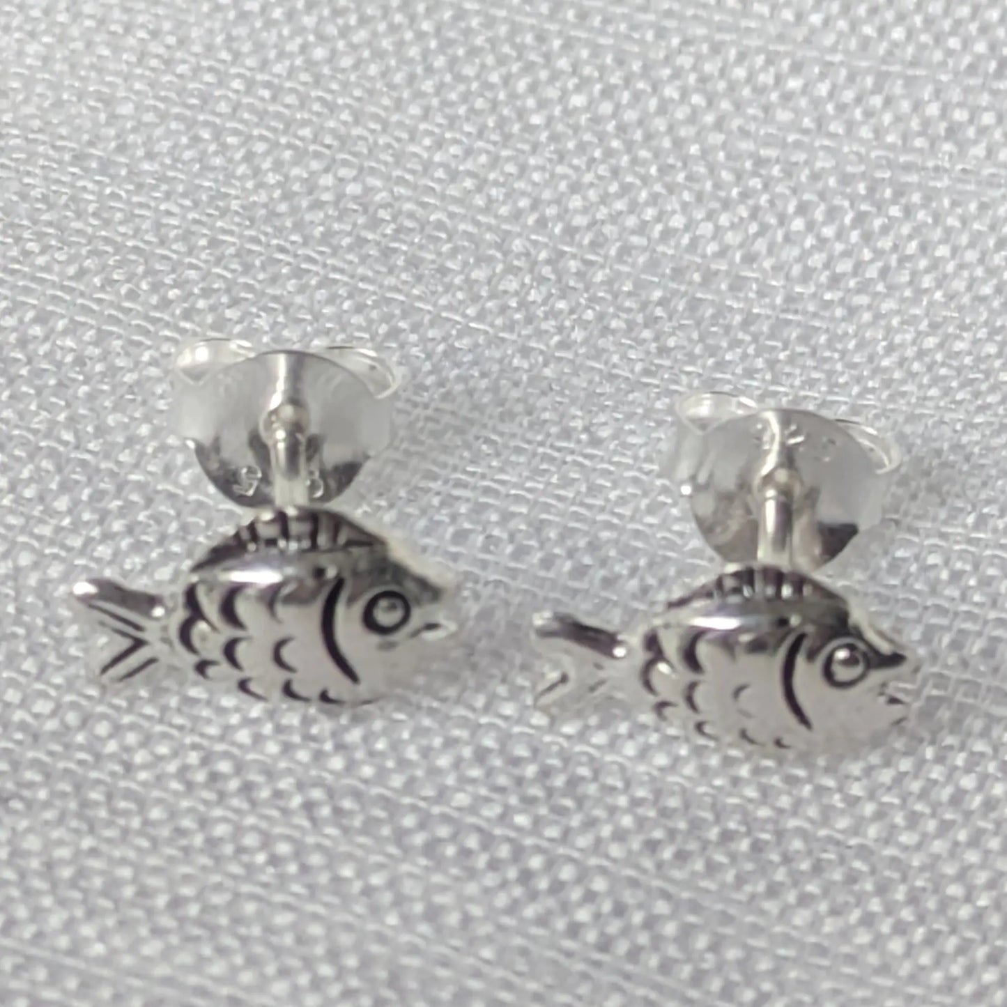 Silberne Fisch Ohrstecker frontal 925 Sterling Silber
