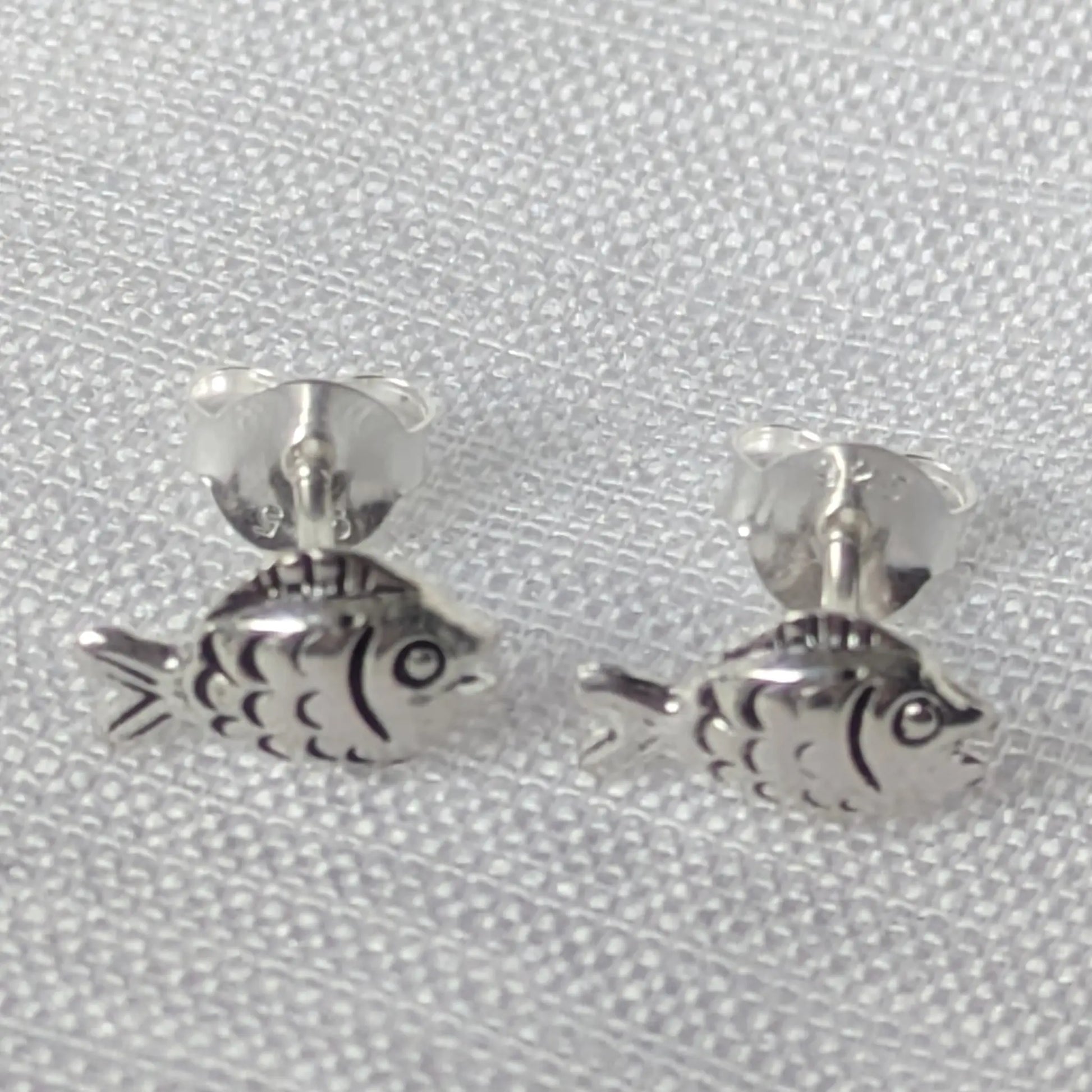 Silberne Fisch Ohrstecker frontal 925 Sterling Silber