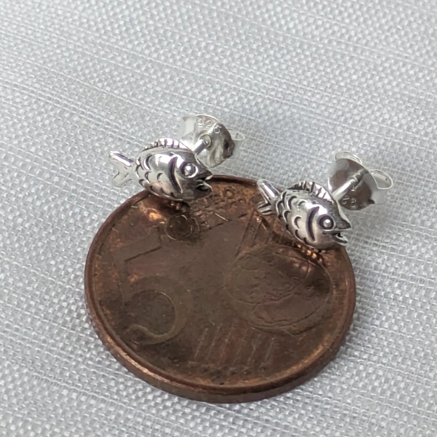 Größenvergleich Fisch Ohrstecker Silber neben 5-Cent-Münze