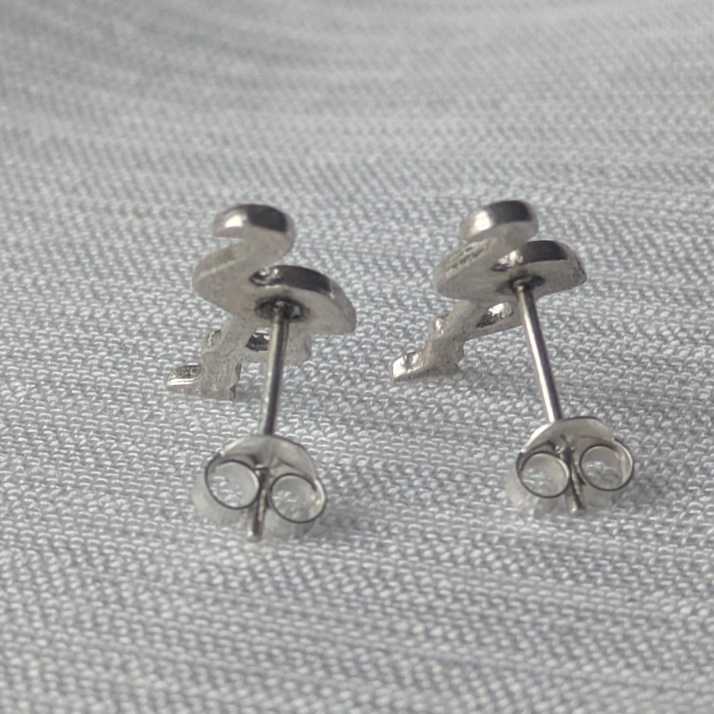Rückansicht der Flamingo-Ohrstecker aus Echt-Silber mit stabilen Butterfly-Verschlüssen und 925-Prägung.