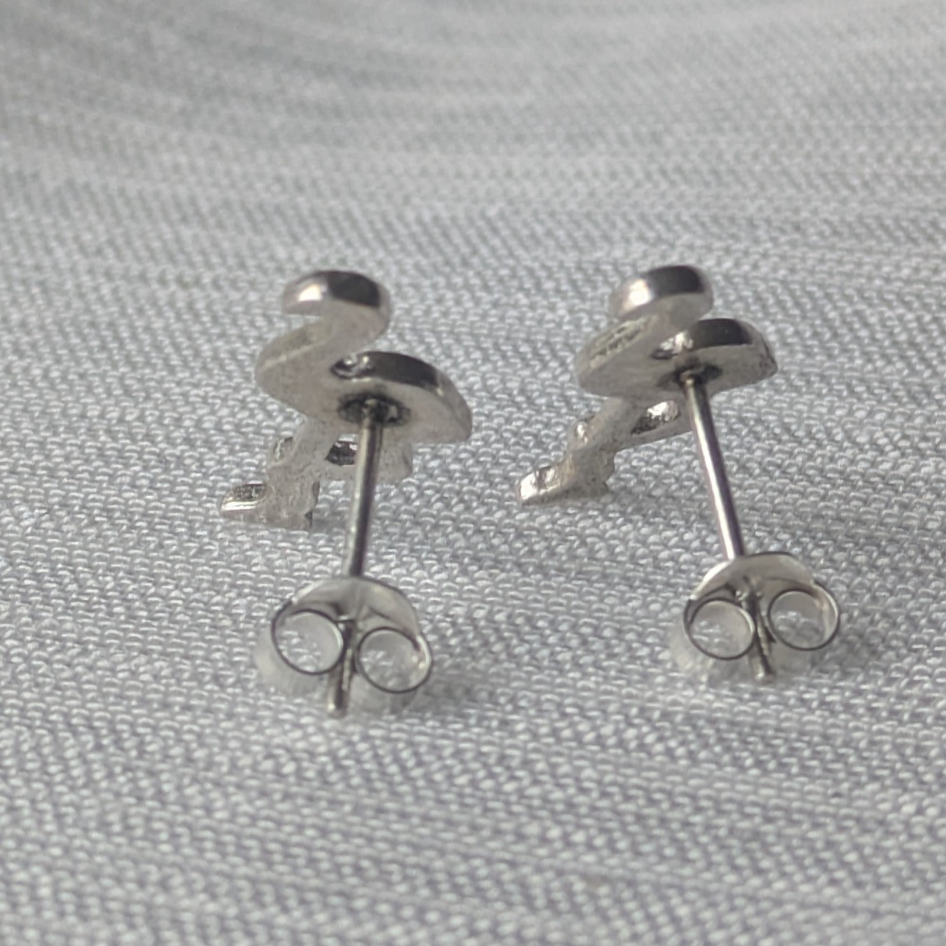 Rückansicht der Flamingo-Ohrstecker aus Echt-Silber mit stabilen Butterfly-Verschlüssen und 925-Prägung.