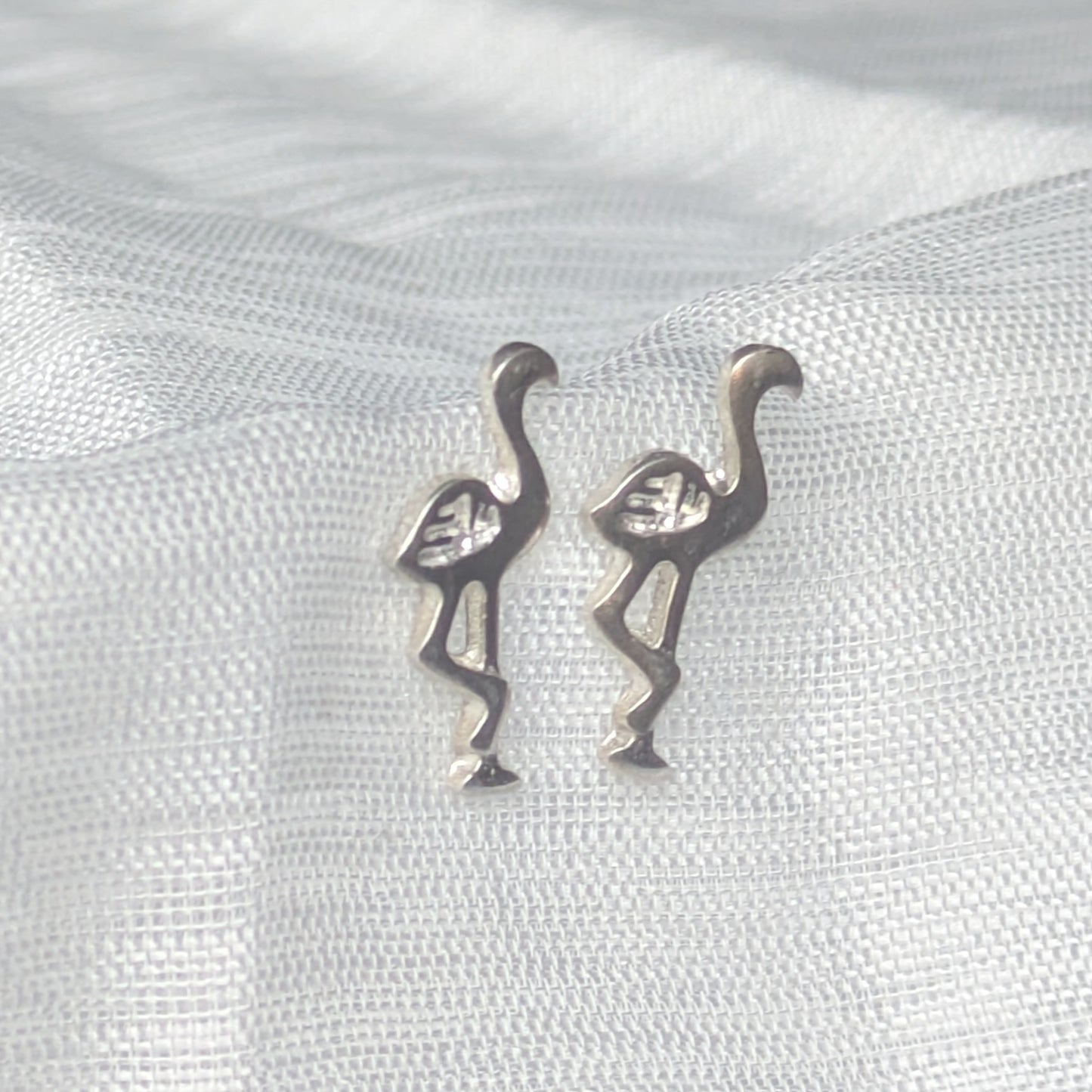 Detailaufnahme der Flamingo-Flügel mit feiner Oberflächenstruktur und gebürstetem Silber-Finish.