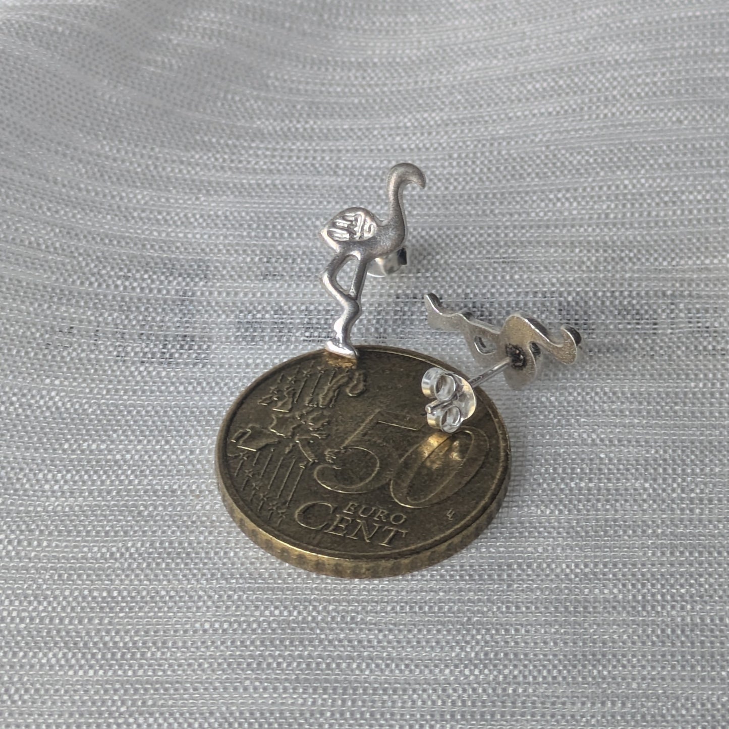 Größenvergleich der minimalistischen Flamingo-Ohrringe aus Silber für eine realistische Einschätzung der Passform.