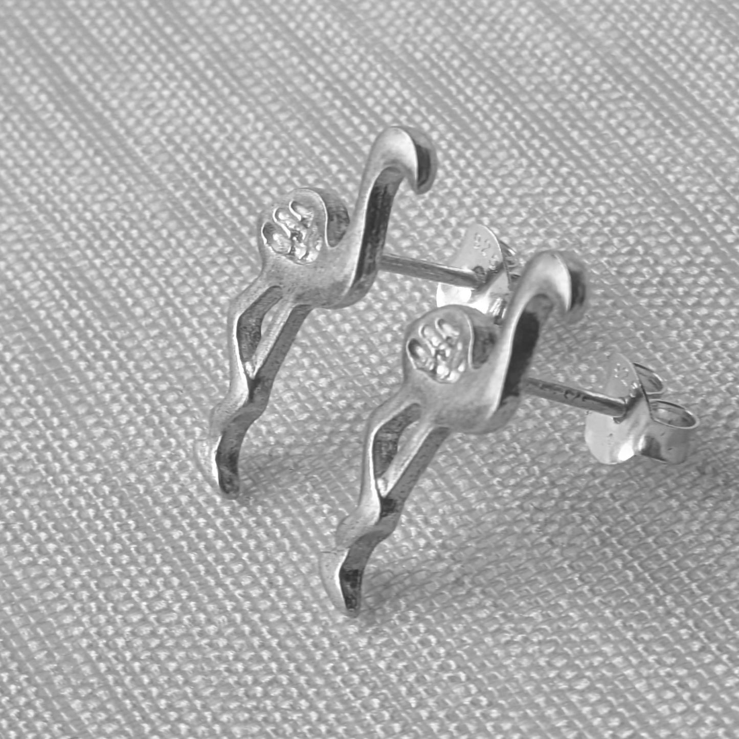 Seitliche Ansicht der silbernen Flamingo-Ohrringe mit Fokus auf den gebogenen Schnabel und das filigrane Design.