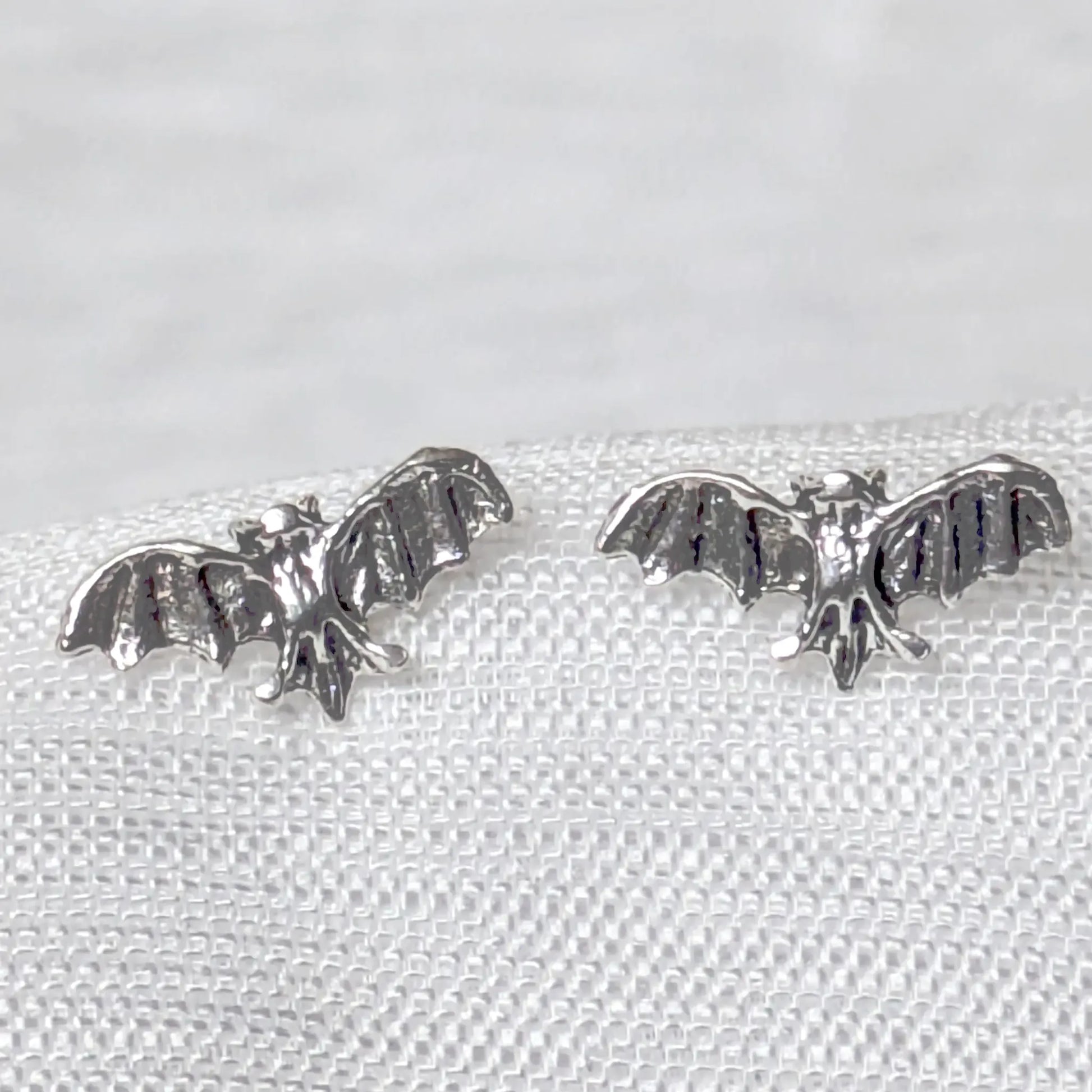 Detaillierte Nahaufnahme Fledermaus Ohrstecker aus oxidiertem 925 Silber.