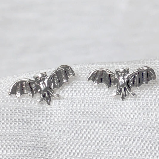 Detaillierte Nahaufnahme Fledermaus Ohrstecker aus oxidiertem 925 Silber.